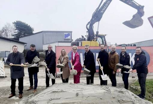Gruppenfoto: Spatenstich zum Ausbau der Klinikzufahrt zum Klinikneubau