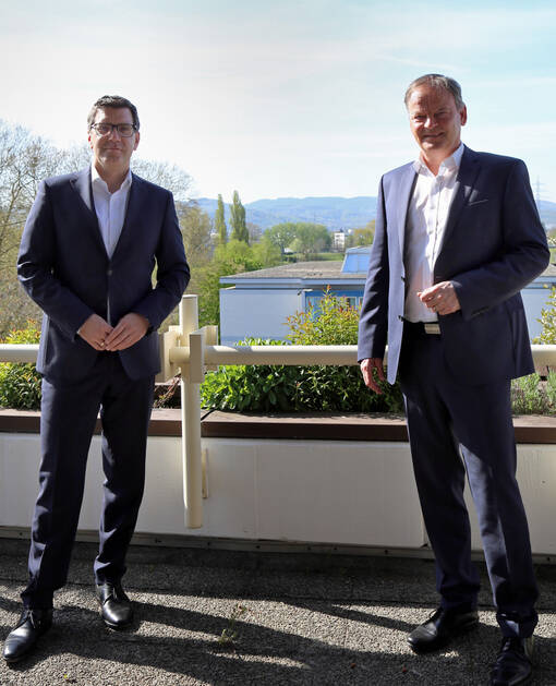 MVZ-Geschäftsführer Rainer Bühn mit Landrat Frank Scherer