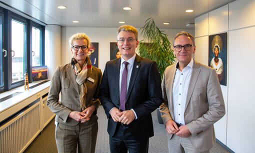 Enge Abstimmung zum Klinikneubau in Lahr: (v. l.) Vorstandsvorsitzende Claudia Bauer-Rabe, Landrat Thorsten Erny und Oberbürgermeister Markus Ibert nach einer Besprechung im Landratsamt Ortenaukreis in Offenburg. 