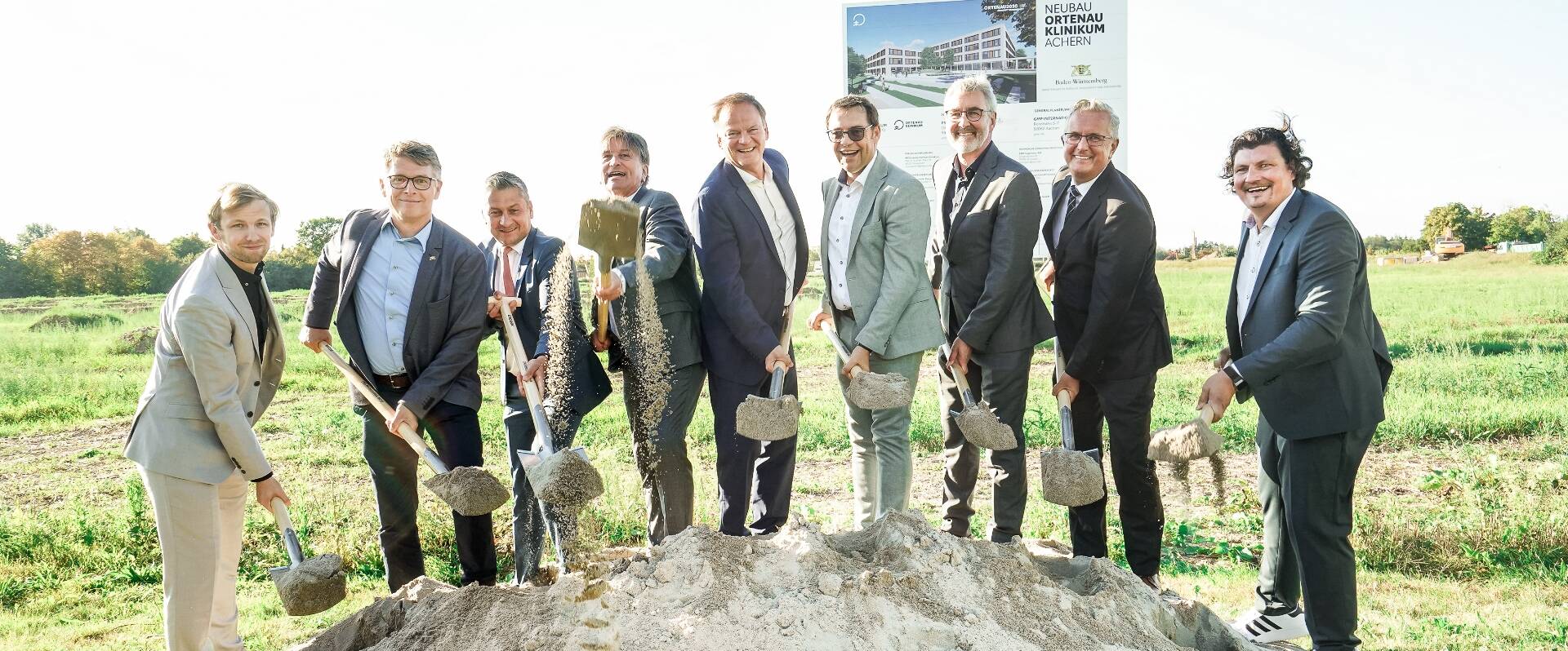 Gruppenfoto mit Führungspersonen des Ortenaukreisen und des Ortenau Klinikums beim Spatenstich