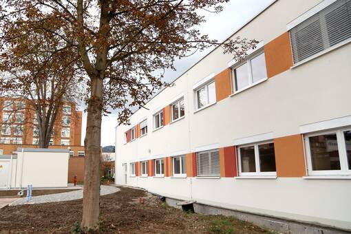 Der in nur sechs Monaten entstandene Neubau (rechts) mit der Anbindung an das bestehende Klinikgebäude.