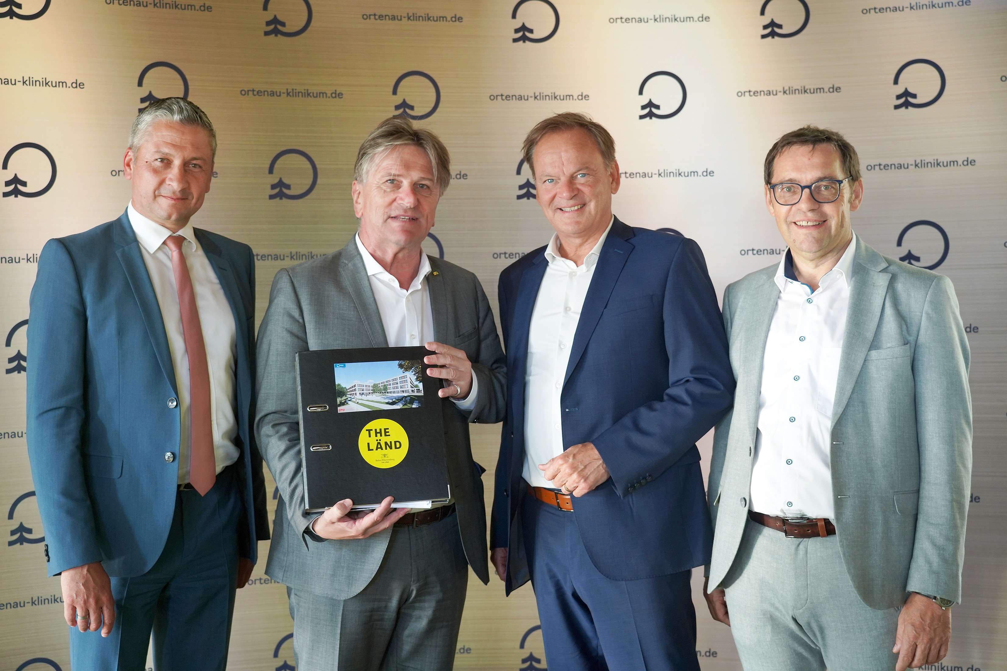 Übergabe für den Förderantrag für den Klinik-Neubau Achern